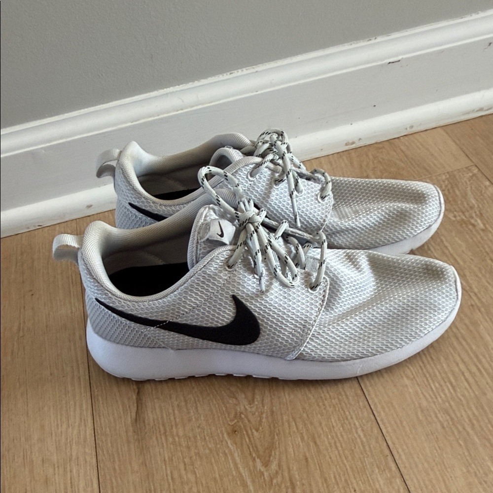 Women’s Nike Sneakers Size 7.5
